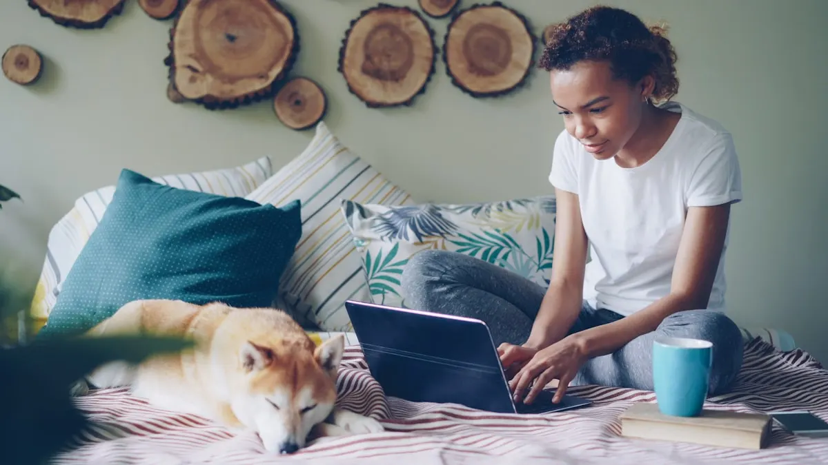 Mulher trabalhando no notebook ao lado do cão dormindo na cama usando suporte digital Pet Unio