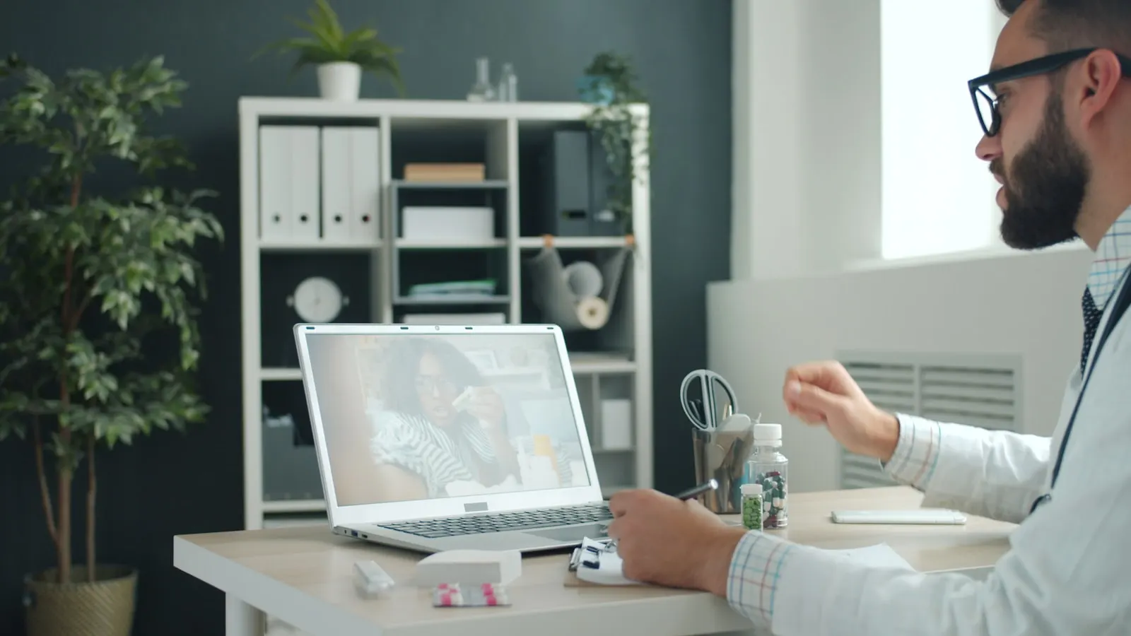 Médico realizando teleconsulta em laptop durante vídeo chamada pela telemedicina Pet Unio